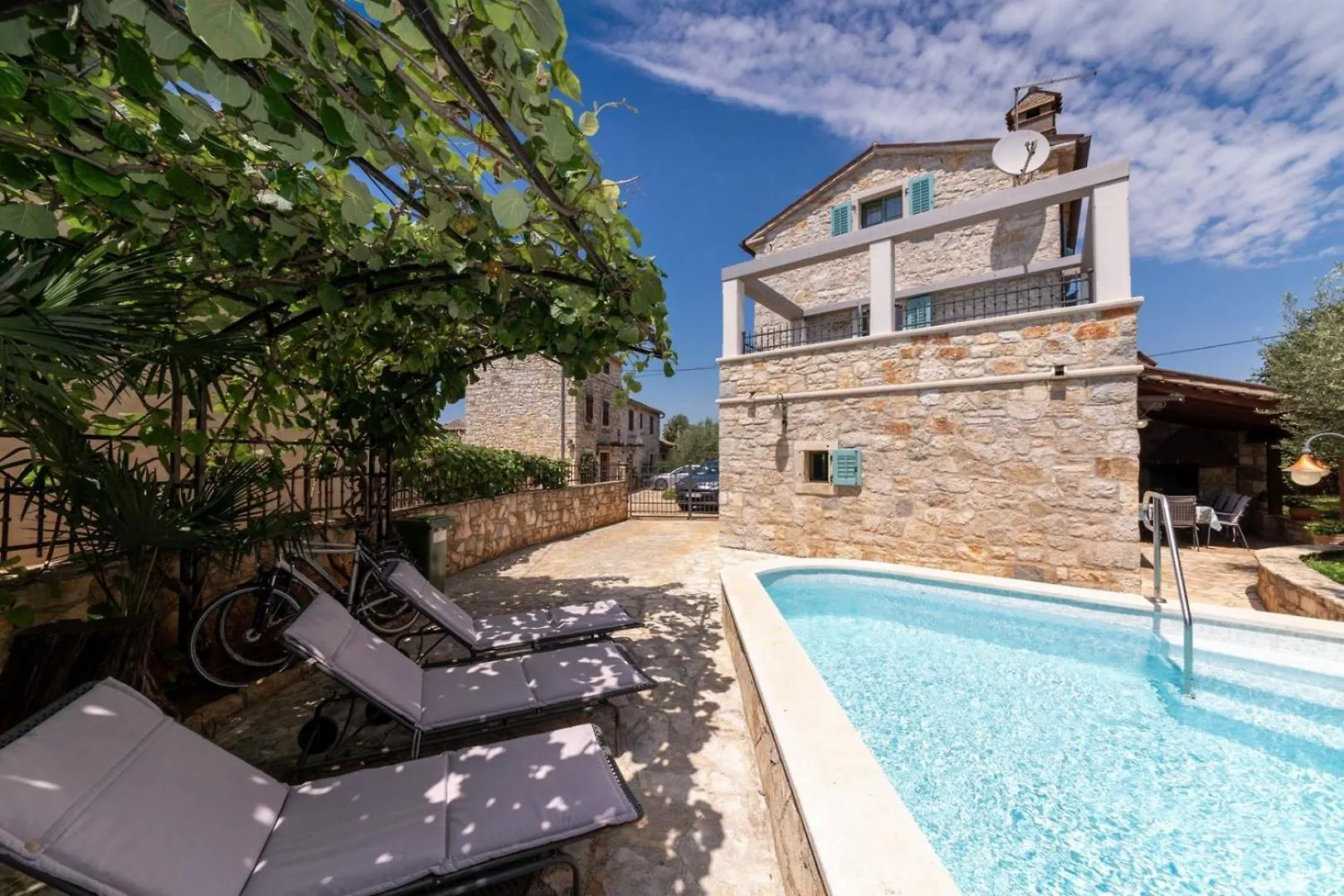 Villa Rošini 0*,
